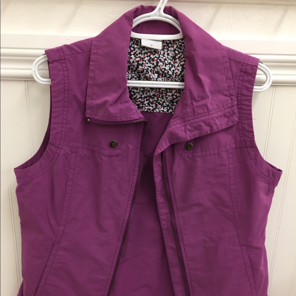 SOLD ❤️💜🧡💛Women’s size M Columbia vest